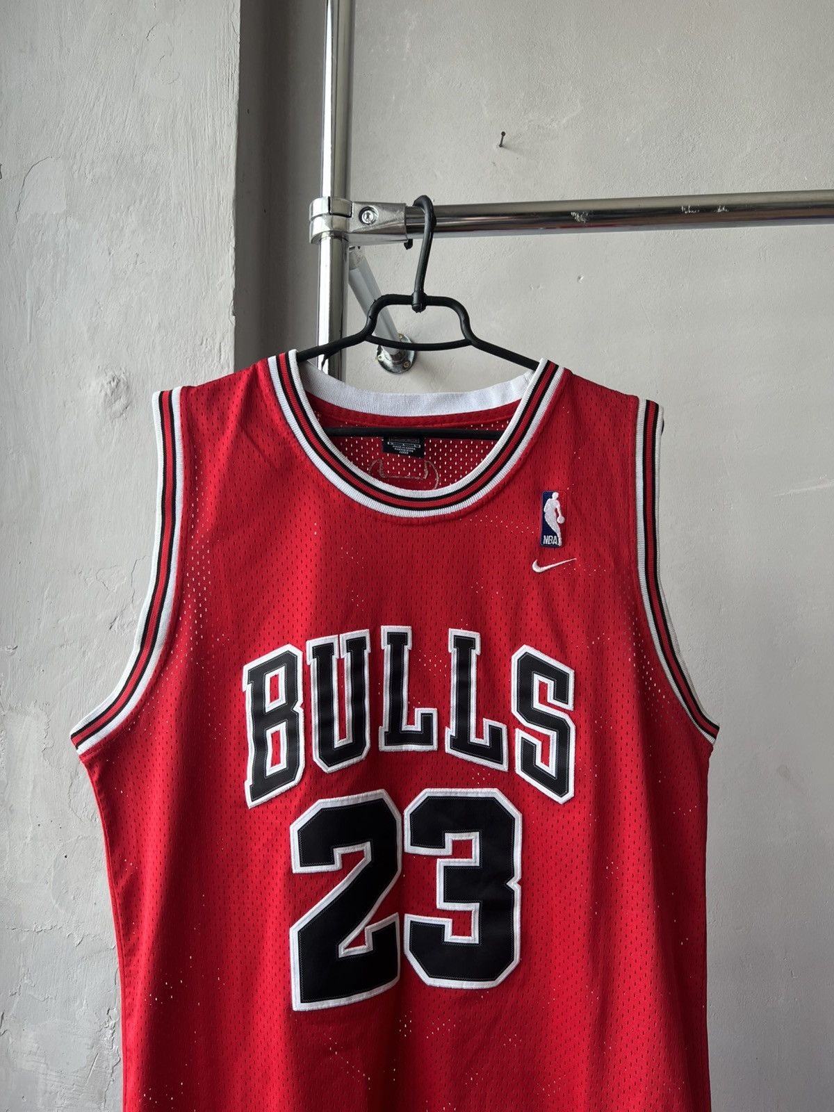NBA 90’S NBA CHICAGO BULLS #23 JORDAN VINTAGE BASKETBALL JERSEY Size US L / EU 52-54 / 3 - 3 Thumbnail