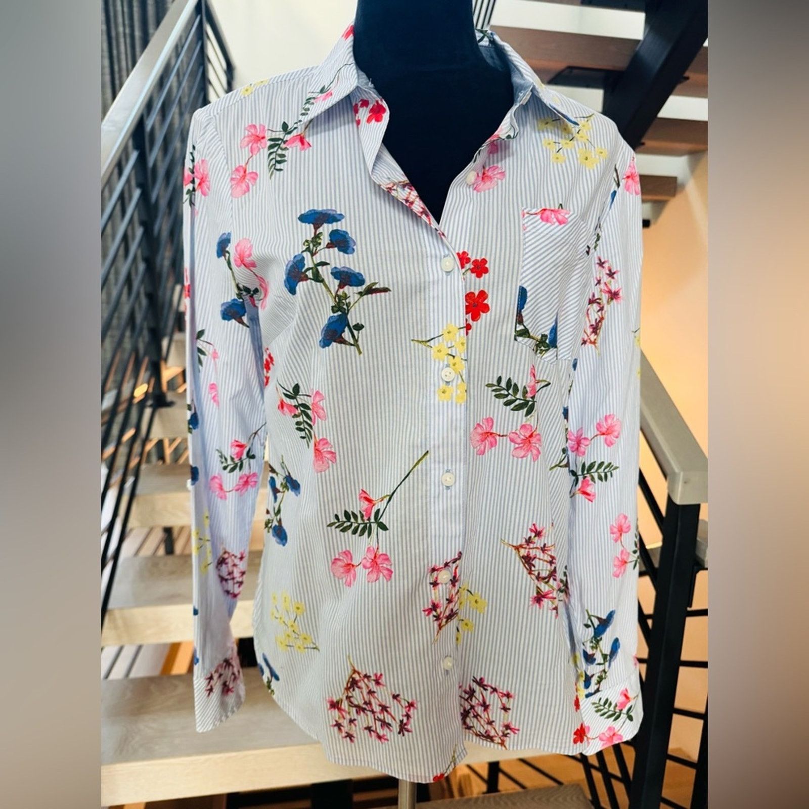 Tommy Hilfiger New Tommy Hilfiger Floral Striped Button Down Shirt Size S / US 4 / IT 40 - 1 Thumbnail