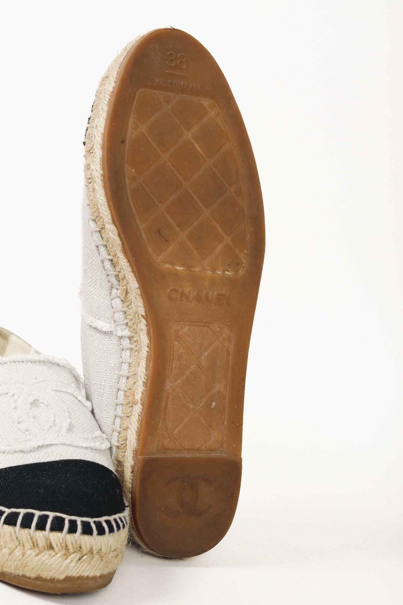 Chanel Chanel Fraying CC Espadrille Flats in White and Black Size US 7.5 / IT 37.5 - 6 Thumbnail