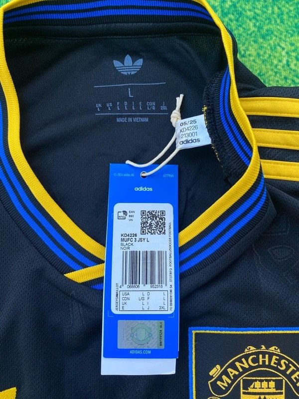 Adidas Adidas Manchester United Long Sleeve soccer Shirt, Size L Size US L / EU 52-54 / 3 - 5 Thumbnail