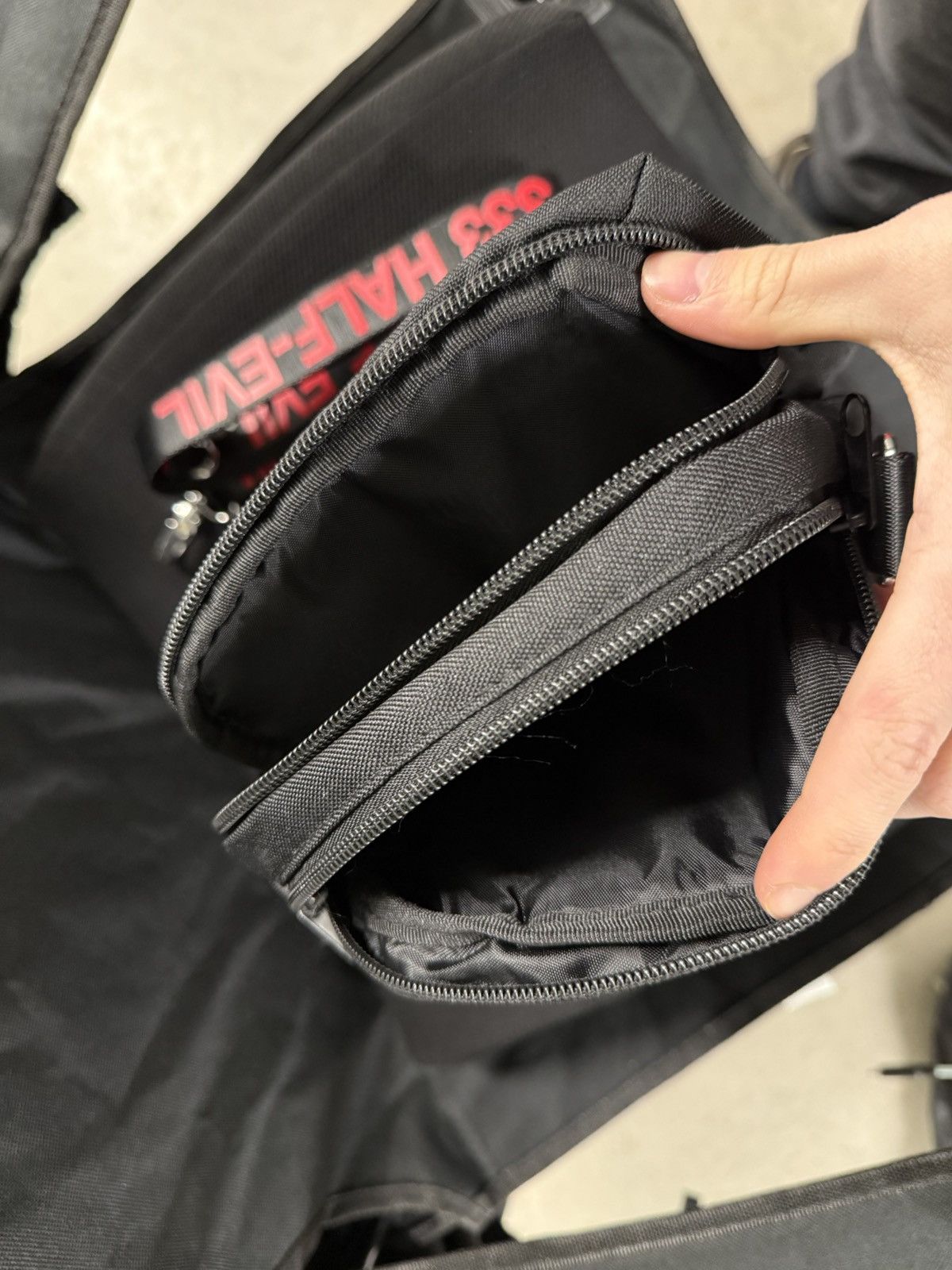 Half Evil Half evil 333 red shoulder bag Size ONE SIZE - 3 Thumbnail