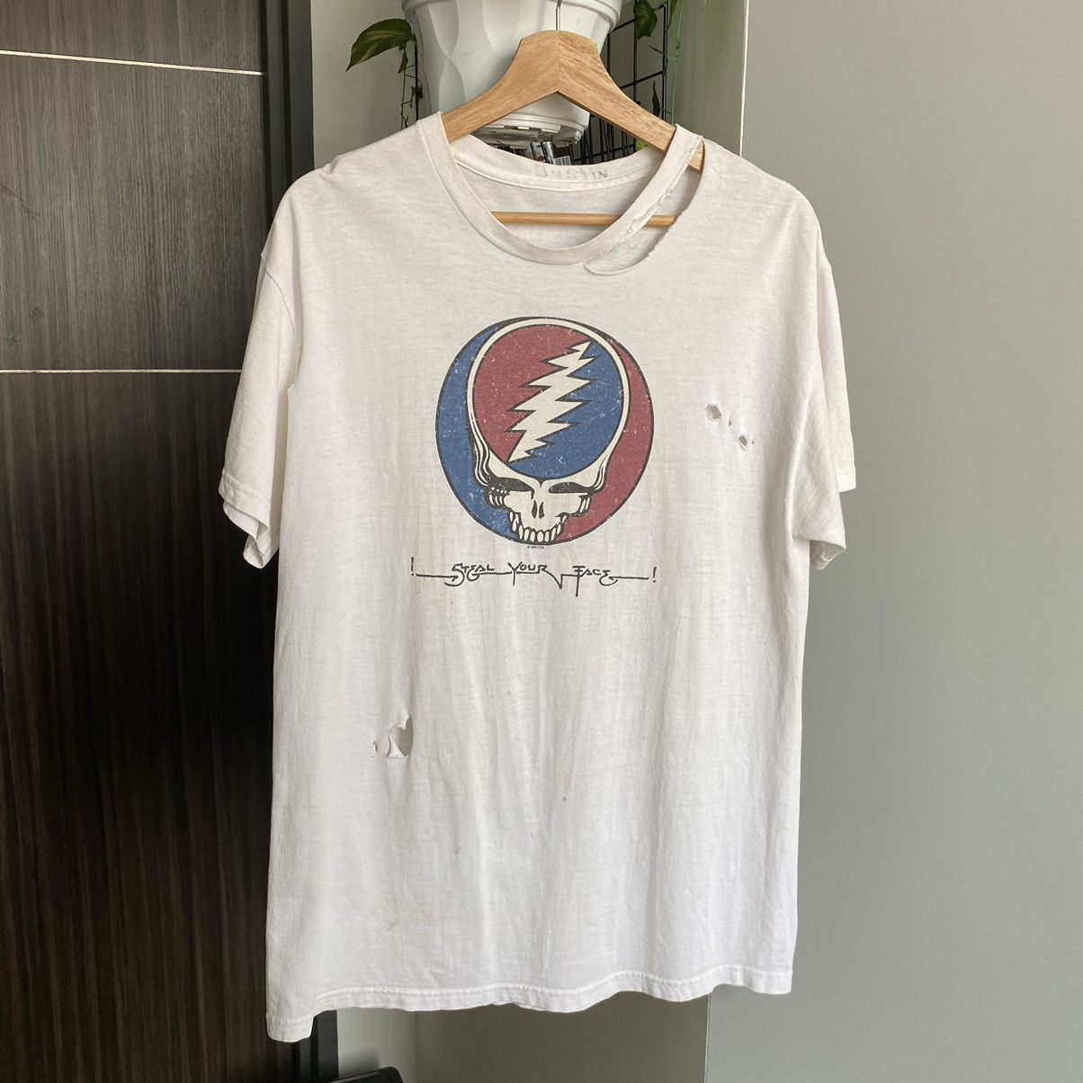 image of Band Tees x Grateful Dead Thrashed Distressed Grateful Dead Steal Your Face Band Tee in White (Size