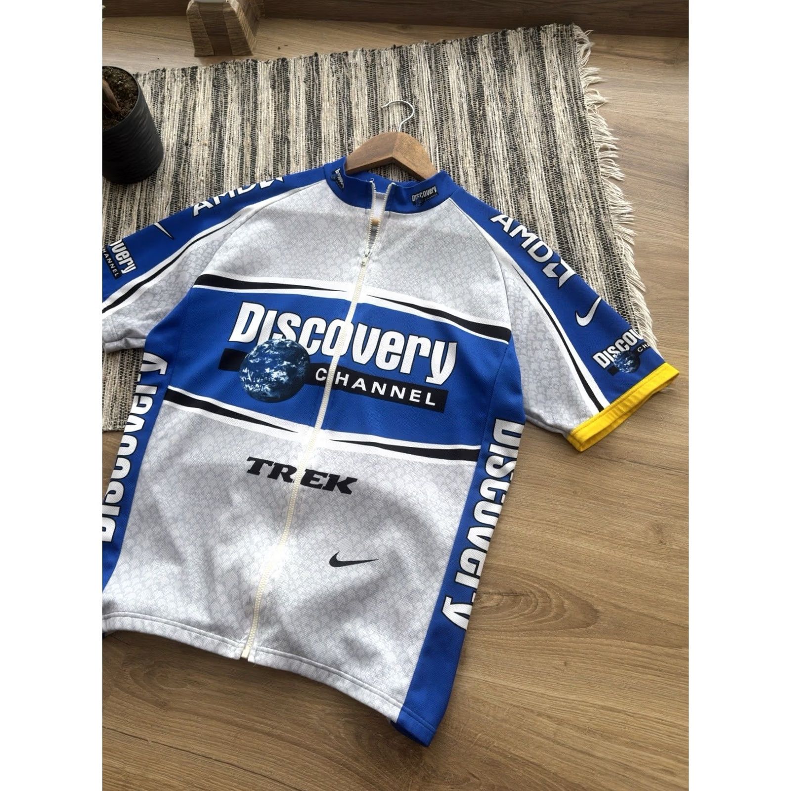 Nike VINTAGE Nike DISCOVERY CHANNEL TREK CYCLING TEAM JERSEY SHIRT L Nike Mens Blue 90s Cycling Jersey T-Shirt Short Sleeve Polyester Jersey Size US L / EU 52-54 / 3 - 4 Thumbnail