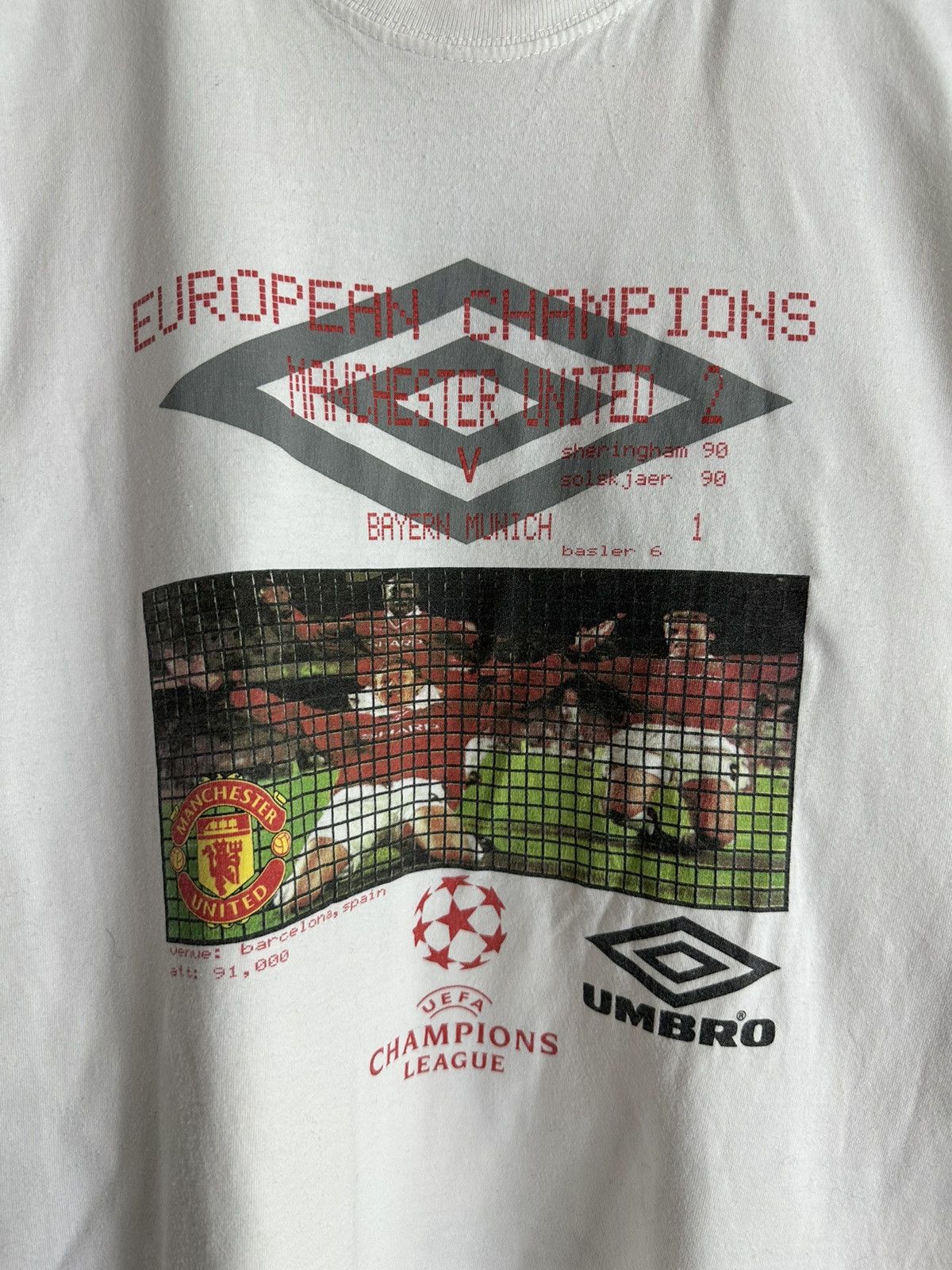 Umbro Vintage 90s Umbro Manchester Bayern Champions League tshirt Size US L / EU 52-54 / 3 - 8 Thumbnail