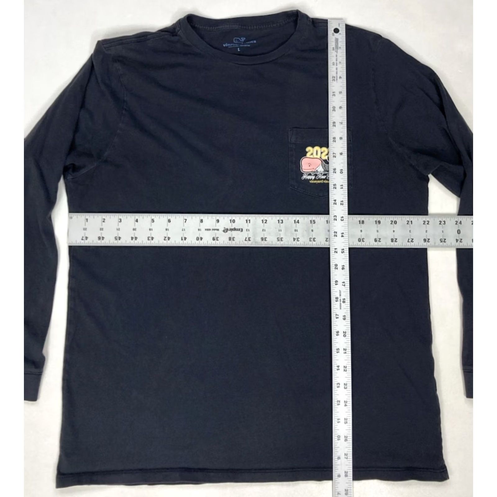 Vineyard Vines Vineyard Vines T-Shirt Men Large L Graphic Print Pocket Crew Neck Long Sleeve Color Black 2020s Happy New Year Size US L / EU 52-54 / 3 - 7 Thumbnail