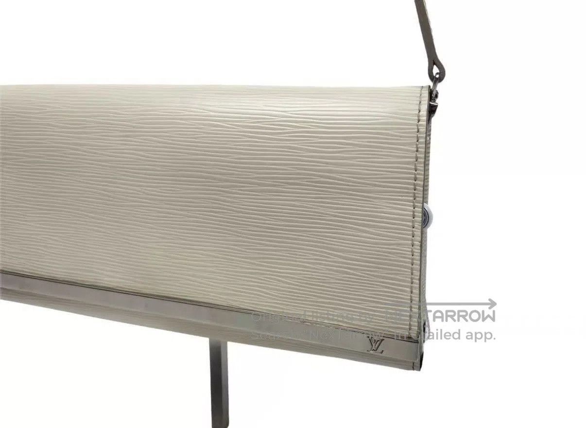 Louis Vuitton White Textured Crossbody Clutch Bag. Size ONE SIZE - 3 Thumbnail