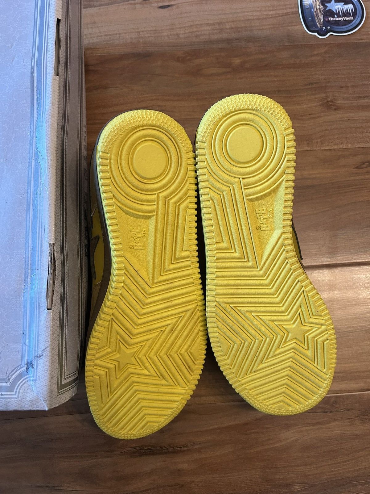 Bape NEW Bape Gold Members Exclusive Bapestas Size US 9 / EU 42 - 12 Thumbnail