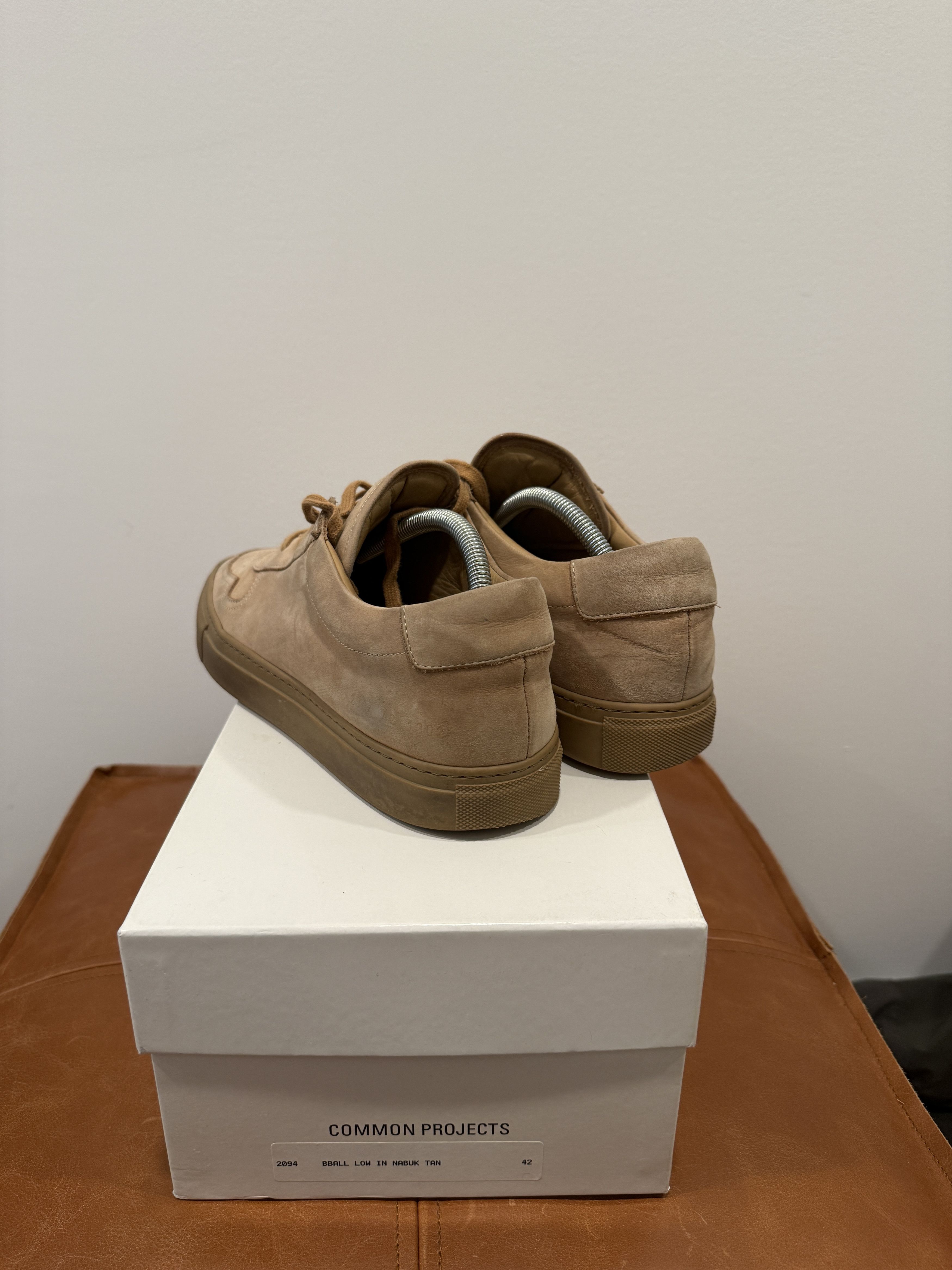Common Projects Common Projects Bball Low in Tan Nubuck Size US 9 / EU 42 - 2 Thumbnail