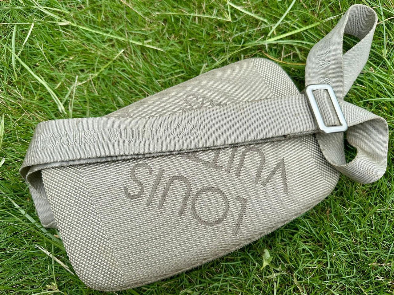 Louis Vuitton Authentic Louis Vuitton Damier Geant Mage Bum/Belt Bag Size ONE SIZE - 9 Thumbnail