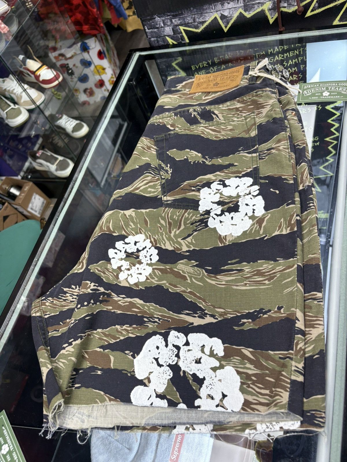 DENIM TEARS Tiger Camo Cotton Wreath Shorts Large Size US 34 / EU 50 - 4 Thumbnail