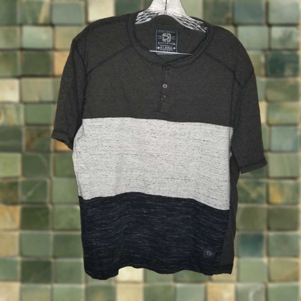 Vintage DISTORTION Men's 3 Button T-Shirt Green Size XL Size US XL / EU 56 / 4 - 1 Thumbnail