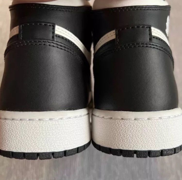 Jordan Brand Nike Air Jordan 1 Retro High OG 2014 Sz 5.5Y 555088-010 Size US 5.5 / EU 38 - 2 Thumbnail