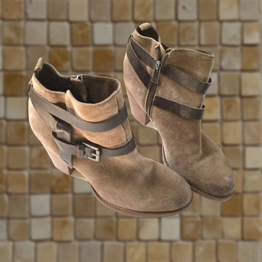 Vintage Ivanka Trump Womens Size 8.5M Filler Style Beige Suede Ankle Boots Zip Heel Shoes