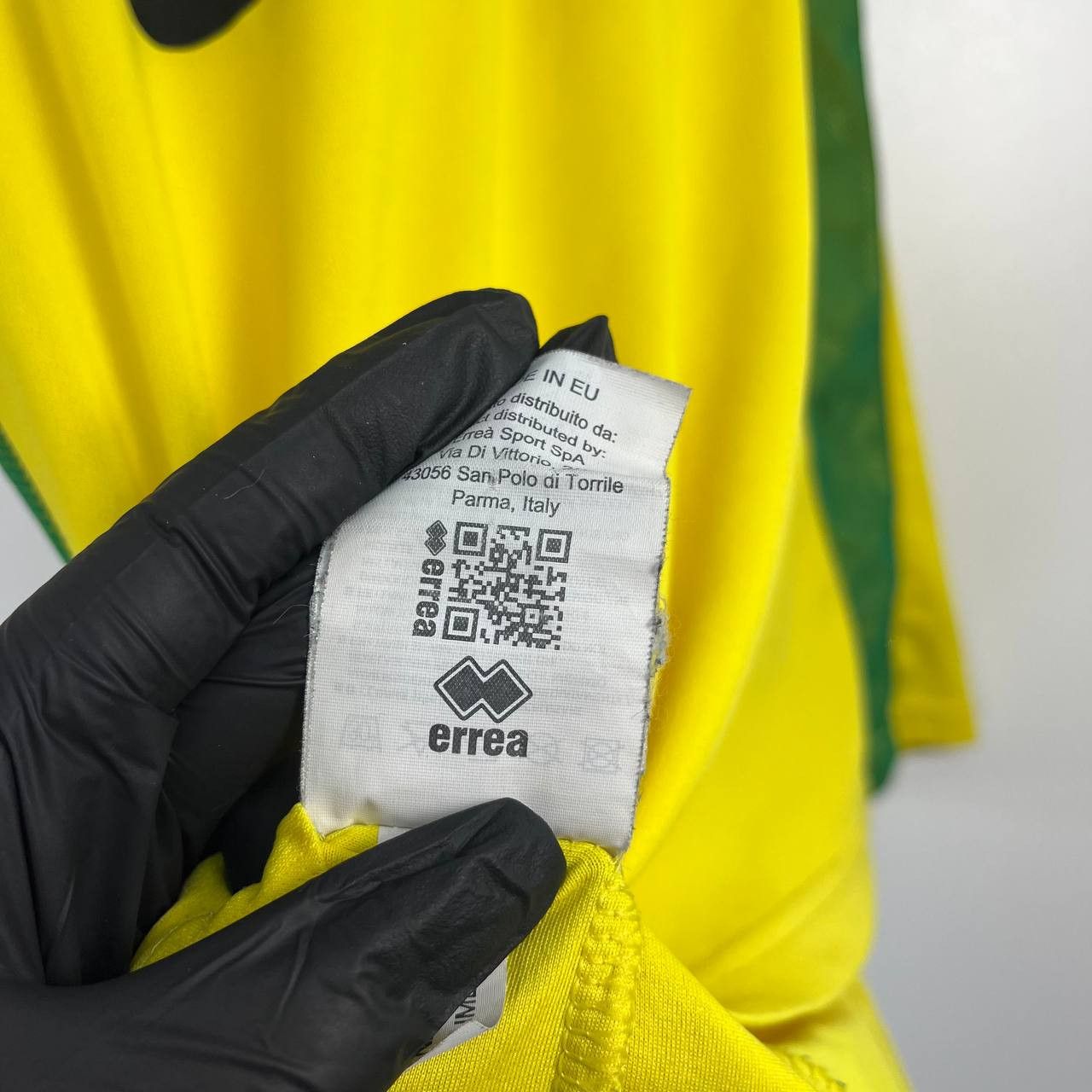 Errea Norwich City 2016/17 Home Football Soccer Jersey Errea Sz L Size US L / EU 52-54 / 3 - 5 Thumbnail