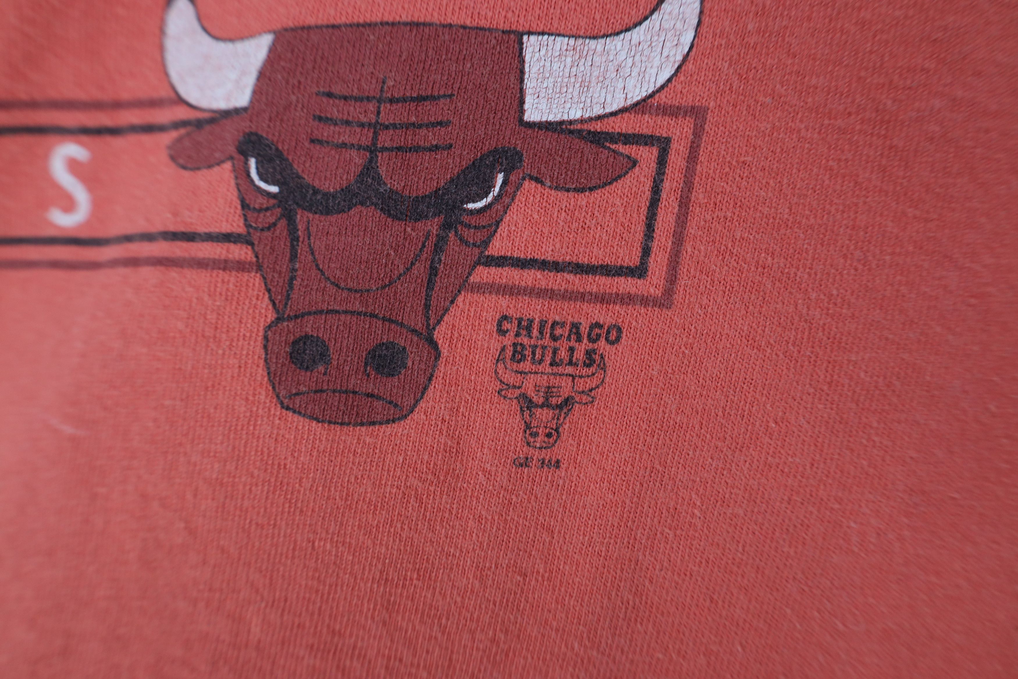 Vintage Vintage 90s Spell Chicago Bulls Basketball T-Shirt Red USA Size US XXL / EU 58 / 5 - 6 Thumbnail