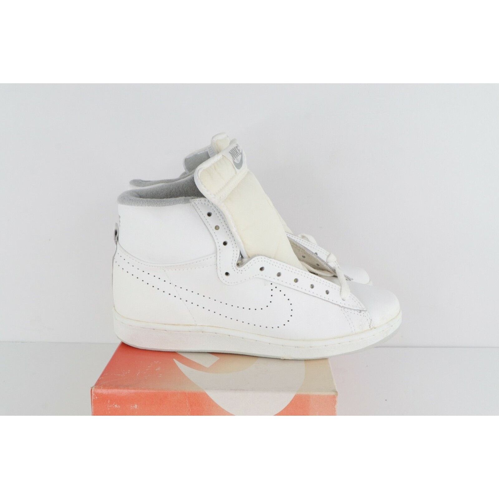 Nike × Vintage NOS Vintage Nike 1985 Racquette Perforated Leather Shoes Size US 10 / EU 43 - 3 Thumbnail