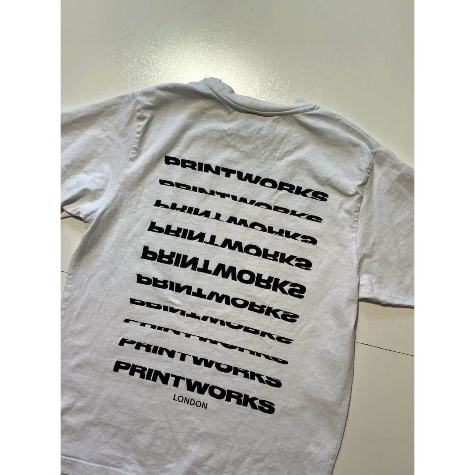 Avenue VINTAGE Printworks London Drumsheds EDM Electronic Music Concert Venue White Graphic T-Shirt S Mens Size US S / EU 44-46 / 1 - 4 Thumbnail