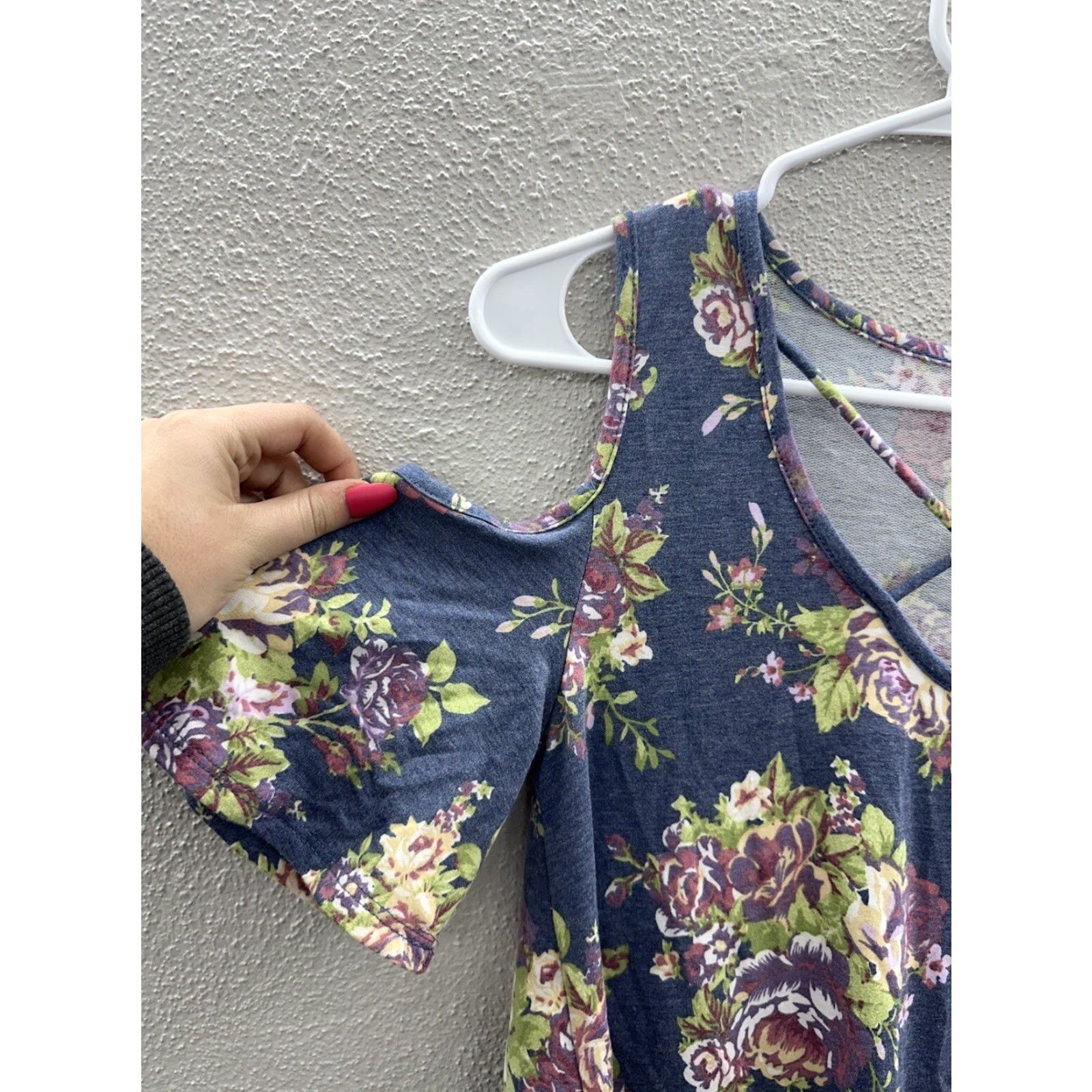 Vintage Lime N Chili Womens Shirt Size Small Blue Floral Col Shoulder Strappy Chest Sleeveless V-Neck Casual Shirt Womens Size S / US 4 / IT 40 - 2 Thumbnail