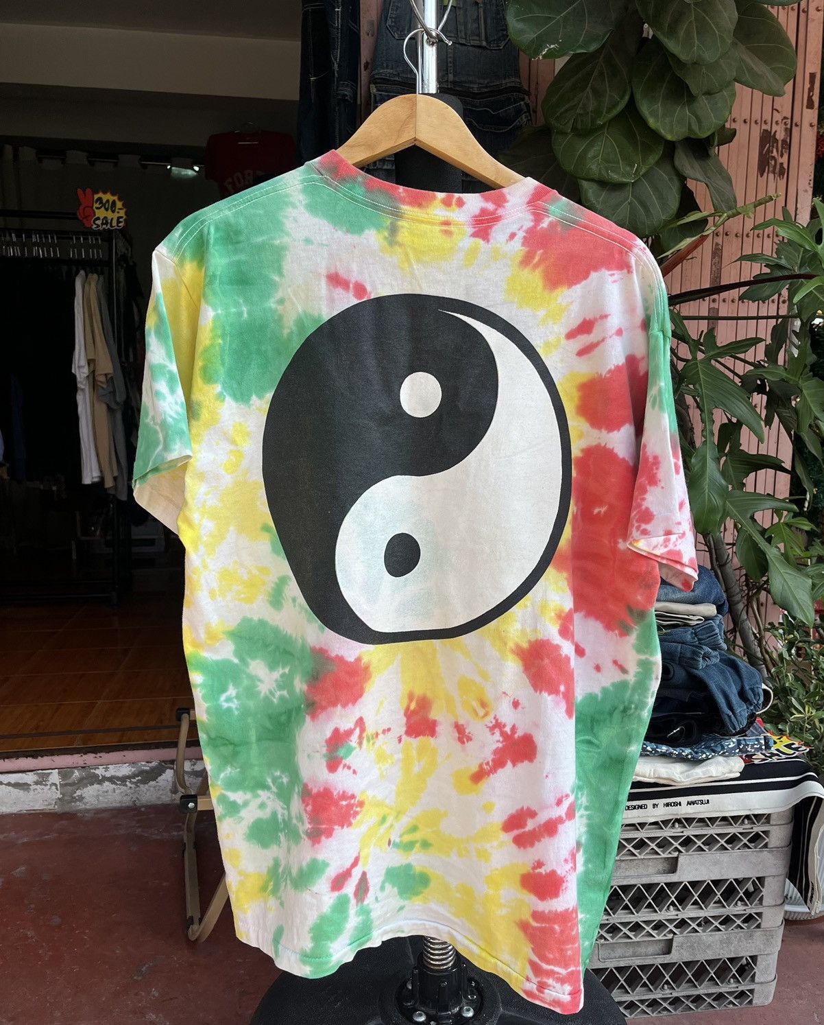 Vintage 90s Yin Yang t-shirt Tie-Dye Size US XL / EU 56 / 4 - 1 Thumbnail