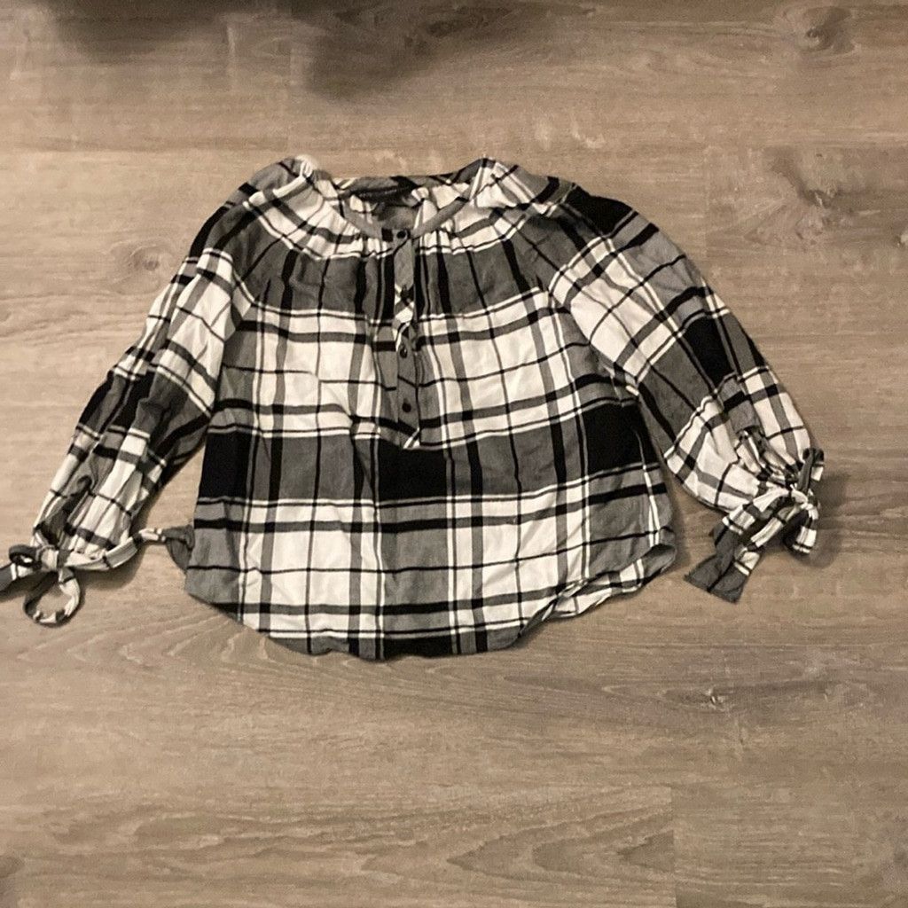 White House Black Market White House black market black and white checkered top sz 6P Size M / US 6-8 / IT 42-44 - 1 Thumbnail