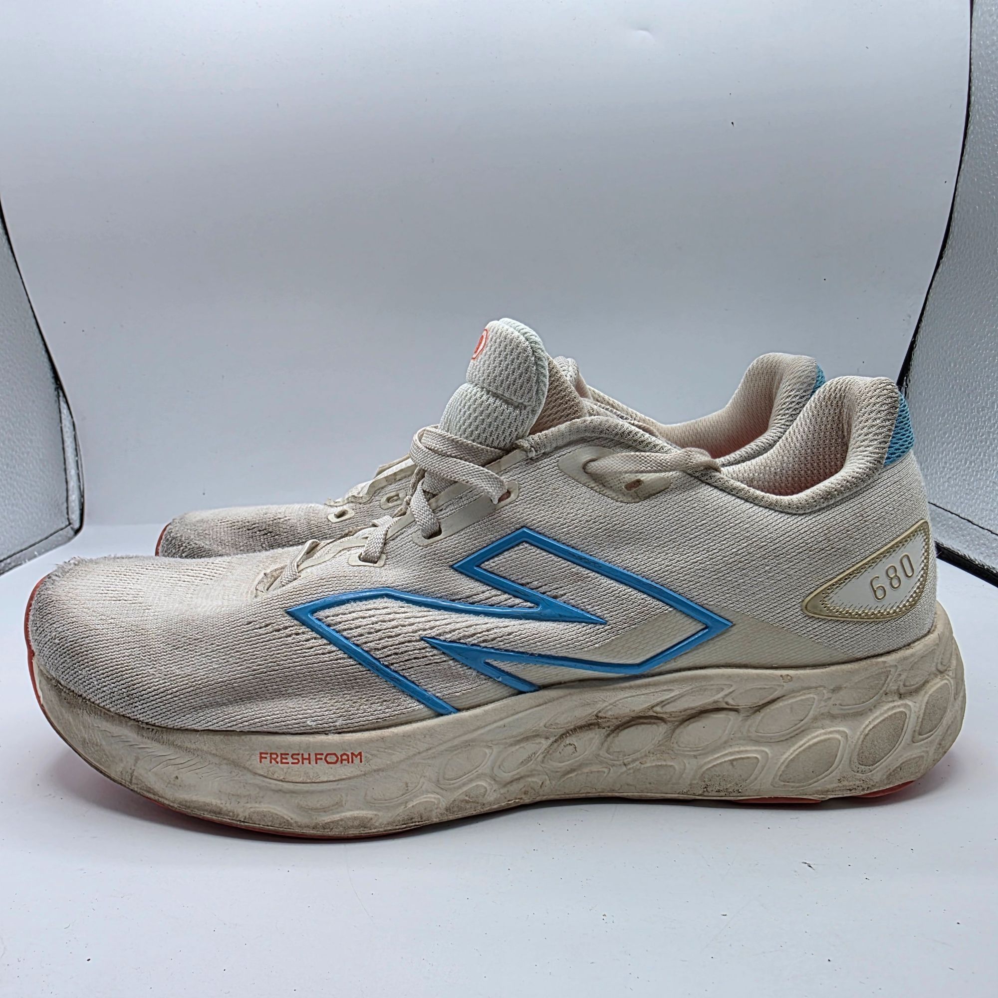 New Balance New Balance Fresh Foam 680v8 Womens Size 9.5 Shoes White Blu Size US 9.5 / IT 39.5 - 13 Thumbnail