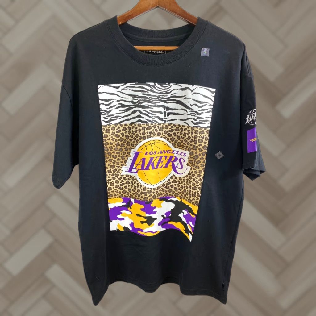 Express NWT Express Los Angeles Lakers T Shirt Black M Mens Body: T-Shirt, Short Sleeve, Regular, Graphic, NBA, Logo, 2203 Size US M / EU 48-50 / 2 - 1 Thumbnail