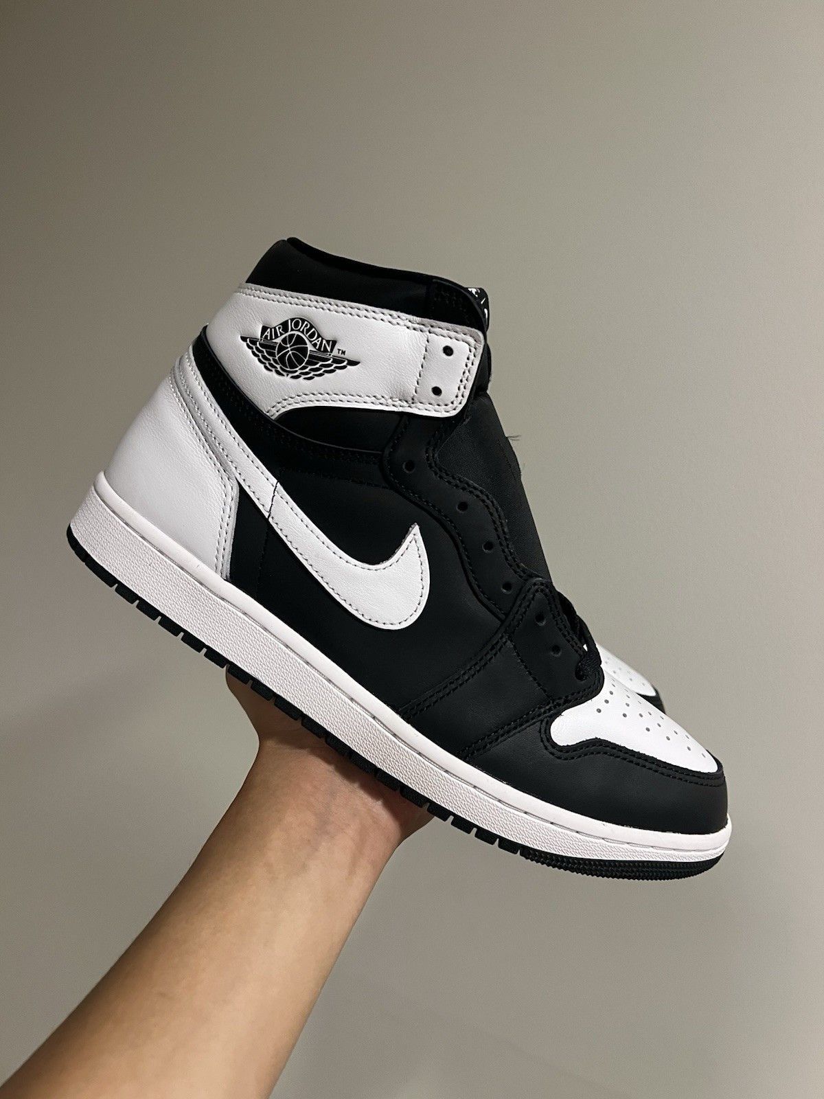 Jordan Brand Jordan 1 Retro High Black White New Defect size 9 DZ5485 010 Size US 9 / EU 42 - 1 Thumbnail