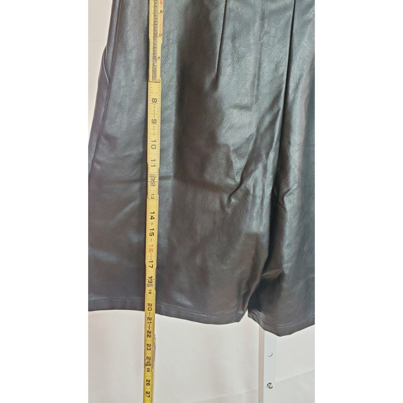 Express Express Black Faux Leather Pleated Tailored Shorts Size 4 Size 27" / US 4 / IT 40 - 7 Thumbnail