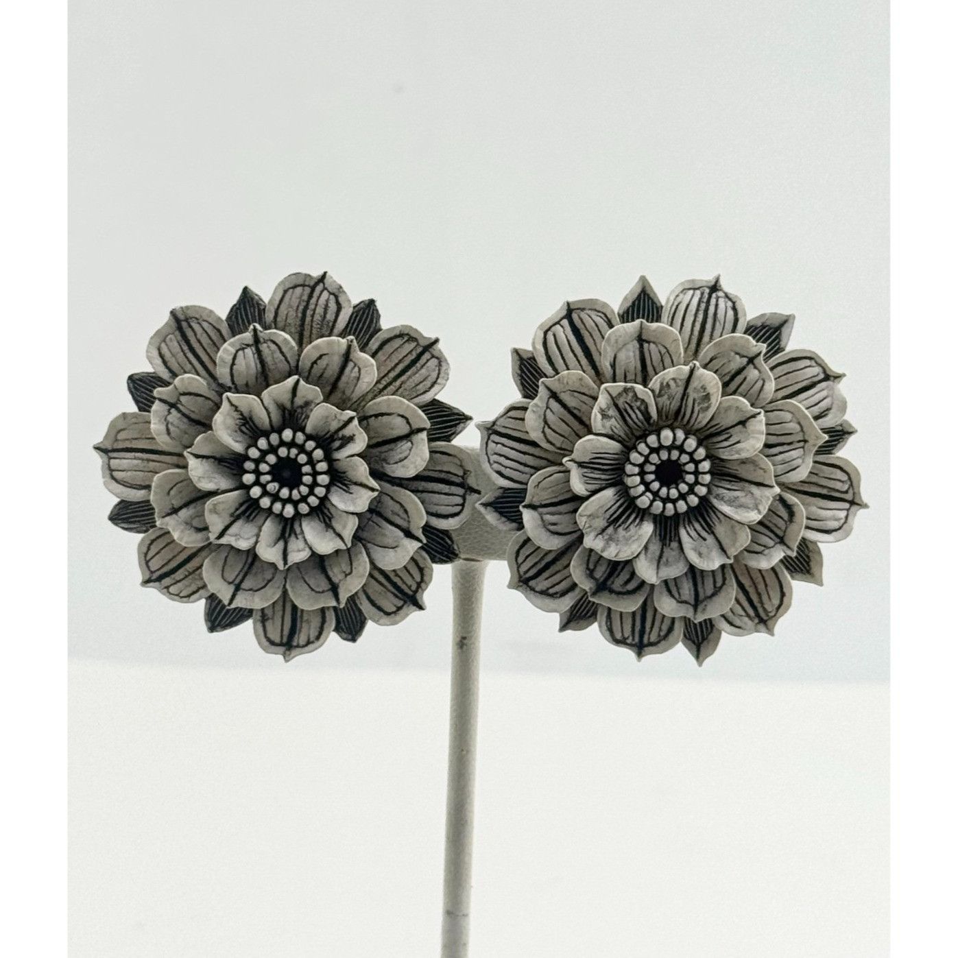 Vintage Vintage Celluloid flower clip on earrings Size ONE SIZE - 1 Thumbnail