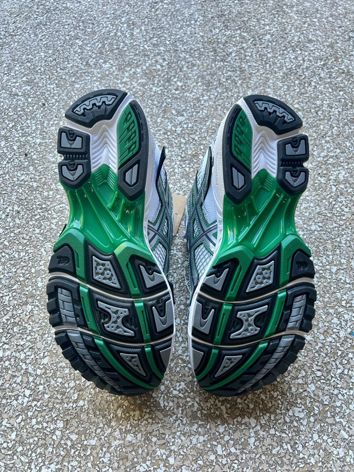 Asics Asics x Invincible Gel-Nimbus 10.1 Green Size US 9 / EU 42 - 5 Thumbnail