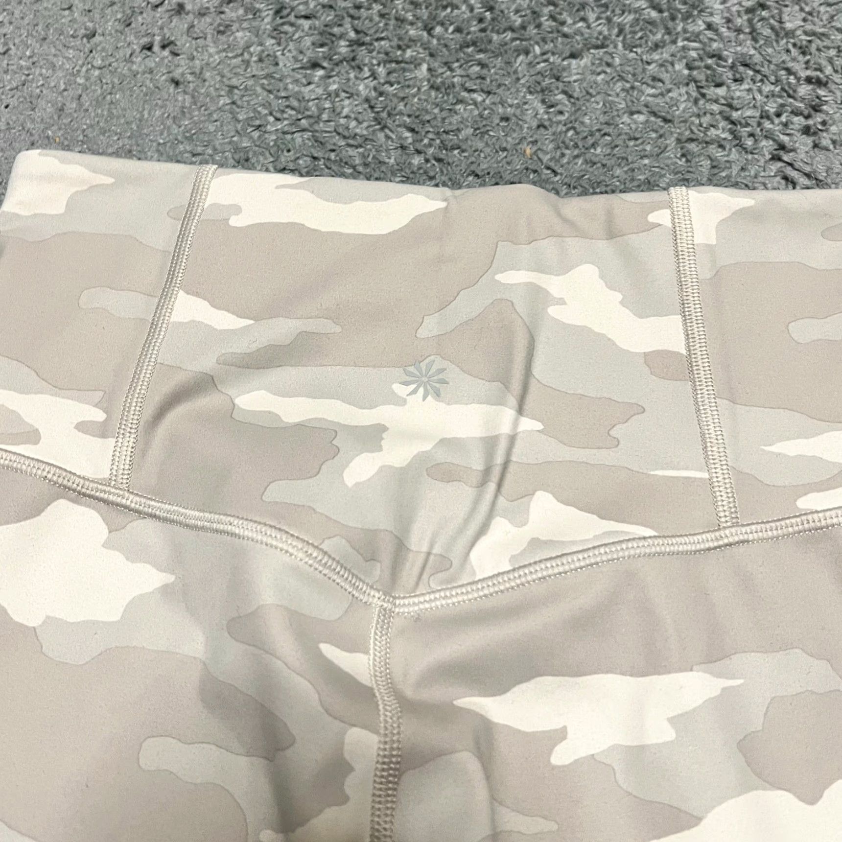 Athleta Athleta Leggings Womens Small Elation Camo 7/8 Beige Pants Size 28" / US 6 / IT 42 - 4 Thumbnail
