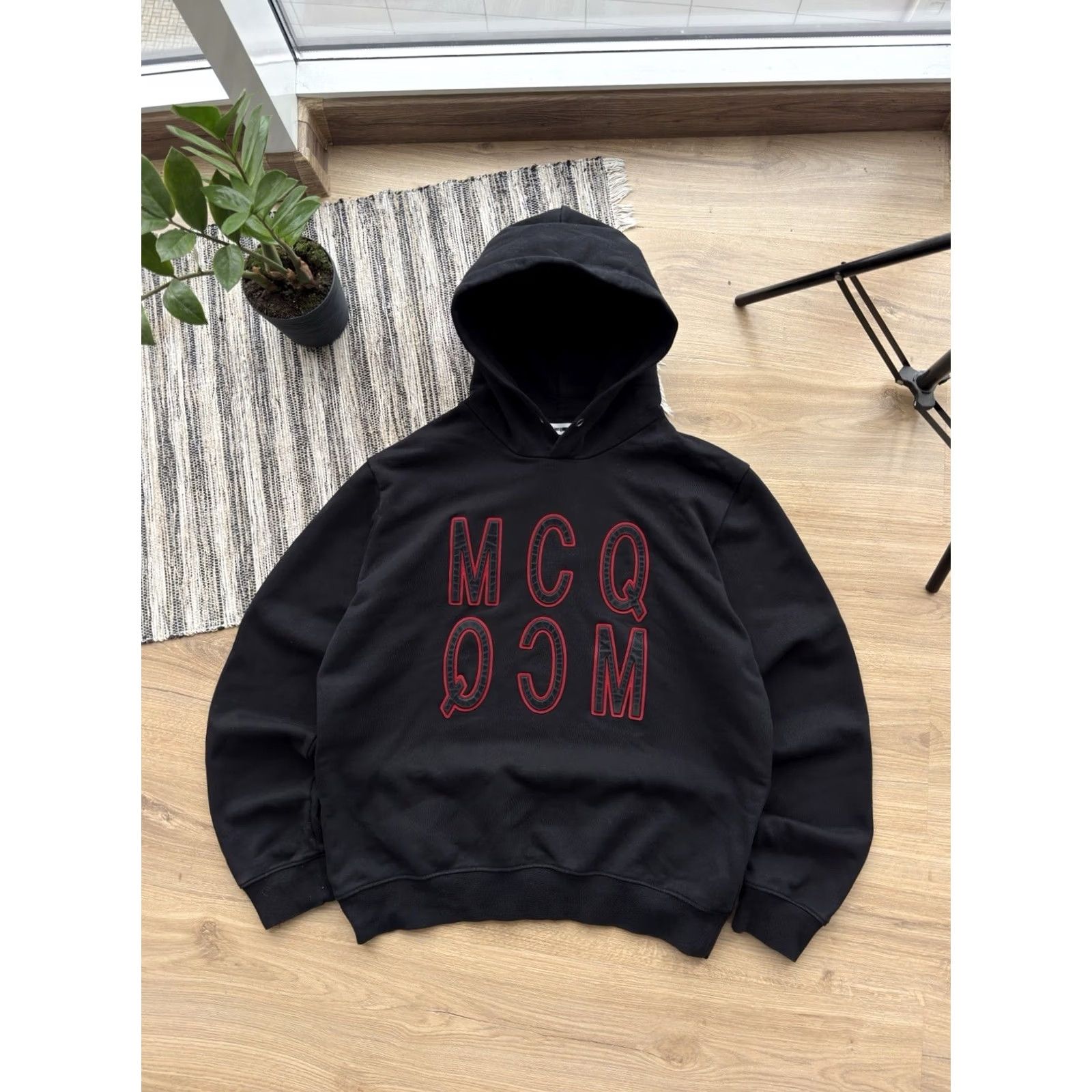 Alexander McQueen VINTAGE Alexander McQueen MCQ Big Logo Black Hoodie Men L Size US L / EU 52-54 / 3 - 2 Thumbnail