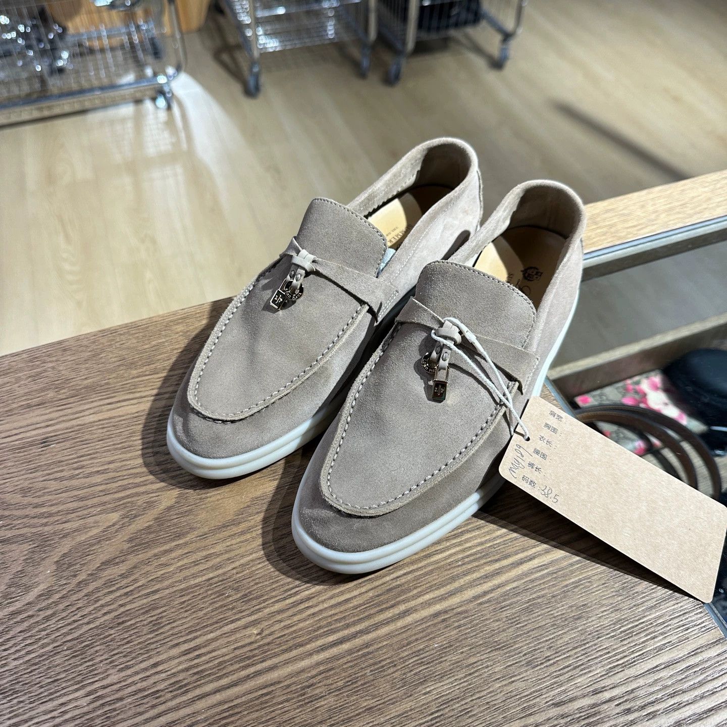 Loro Piana Loro Piana may189 Lambskin Classic Turnlock Loafer 38.5 Size US 8 / IT 38 - 1 Thumbnail