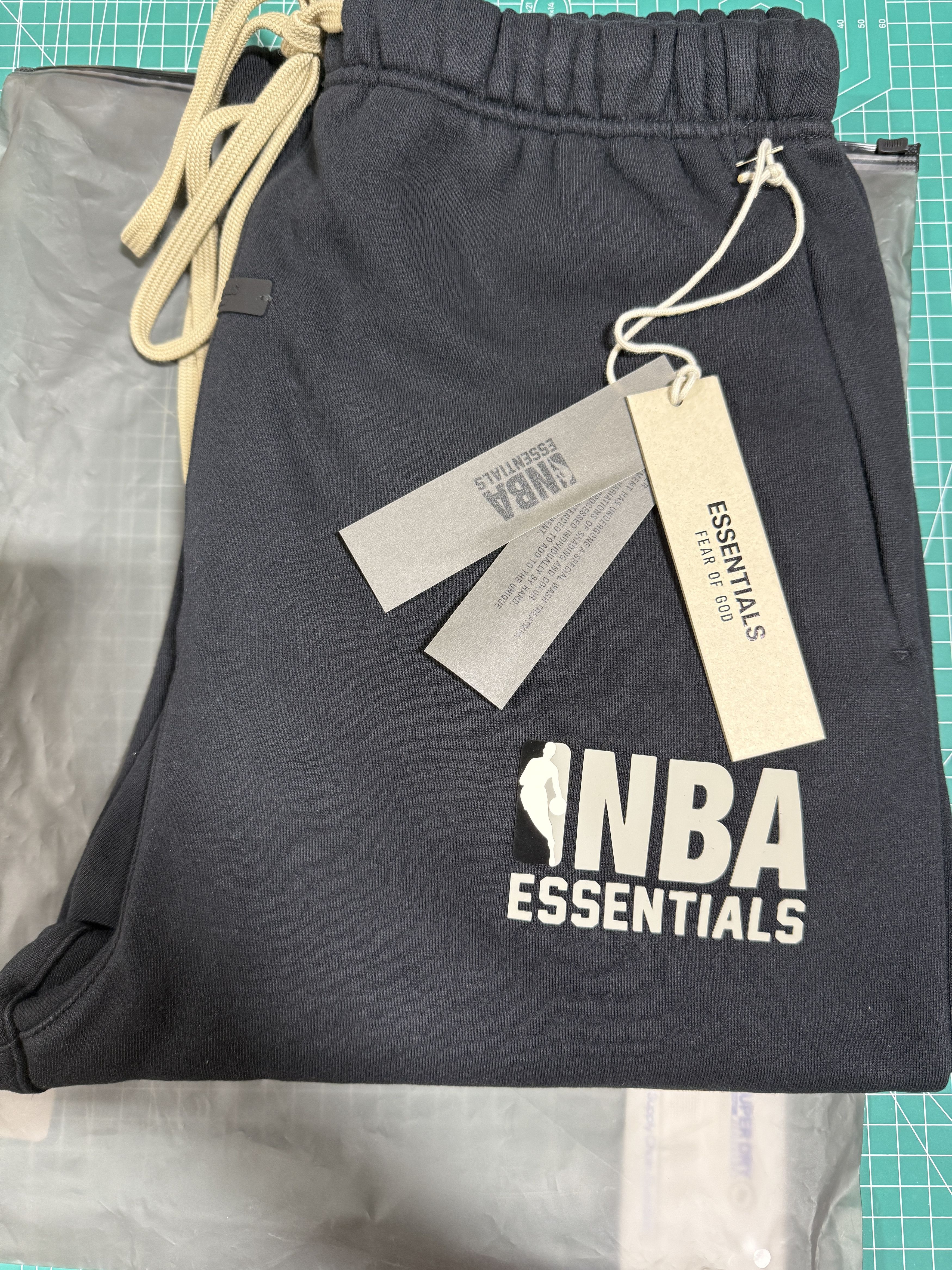 Fear of God × NBA Fear of God Essentials NBA Relaxed Sweatpants Black Size XS Size US 30 / EU 46 - 4 Thumbnail