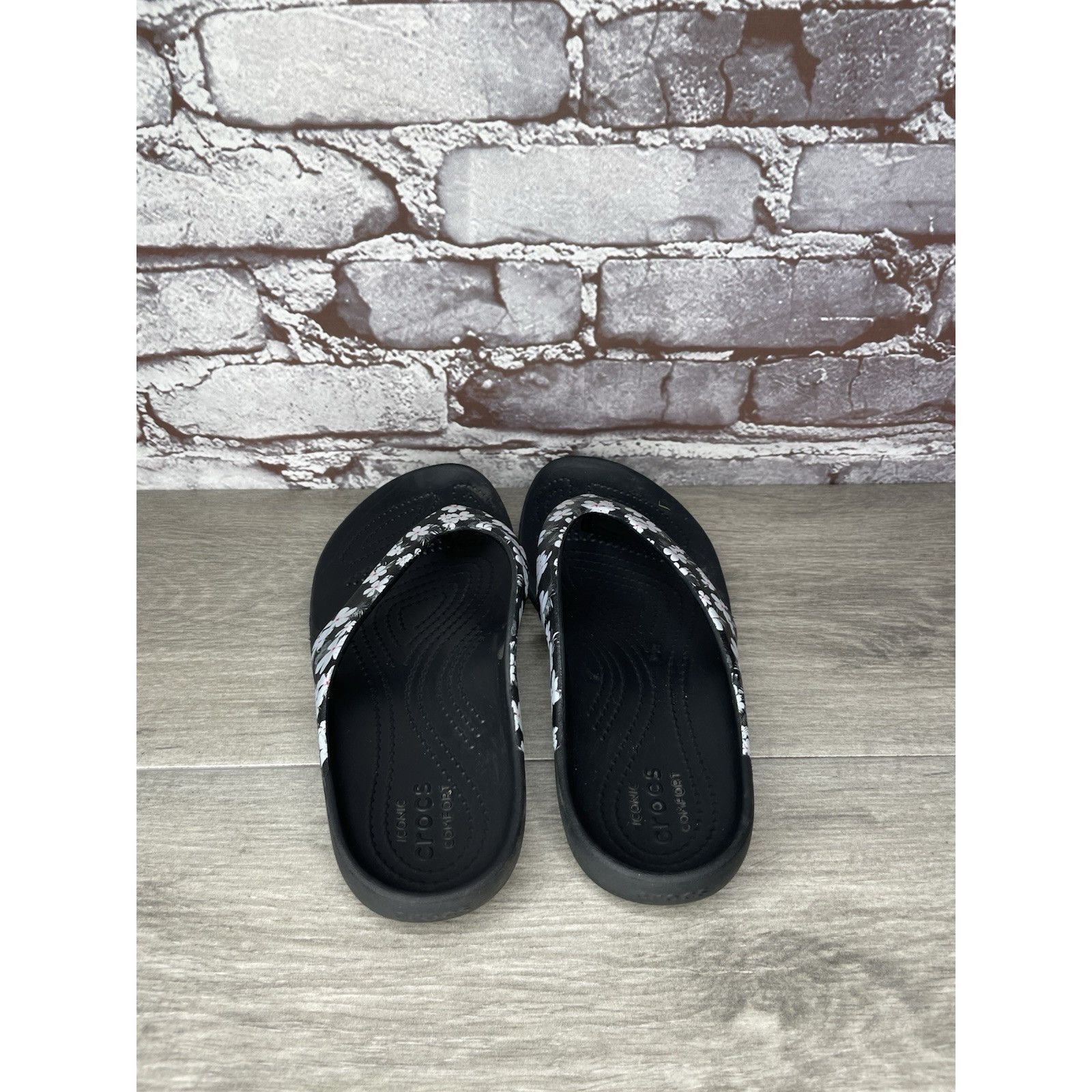 Crocs Crocs Kaydee II Gray Floral Seasonal Thong FlipFlops Sandals Size US 7 / IT 37 - 4 Thumbnail