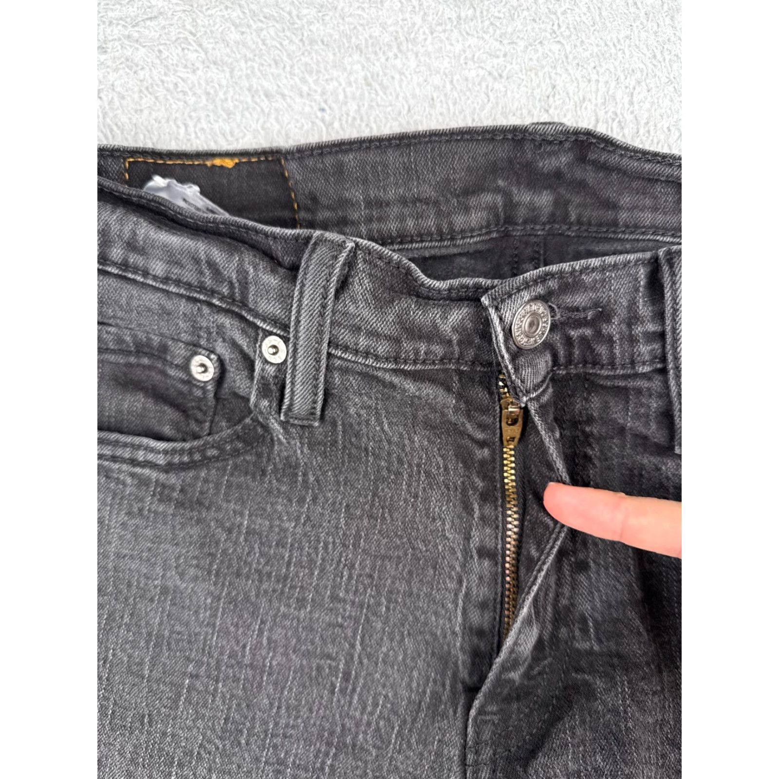 Levi's Levi's Women Black Cut-Off Shorts 32 Denim Cotton Blend Zip Fly 514 Dark Wash 7 Inseam Regular Rise 8.5-10.5 In Pockets 5-Pocket Design Vintage No Size 24" / US 00 / IT 34 - 6 Thumbnail