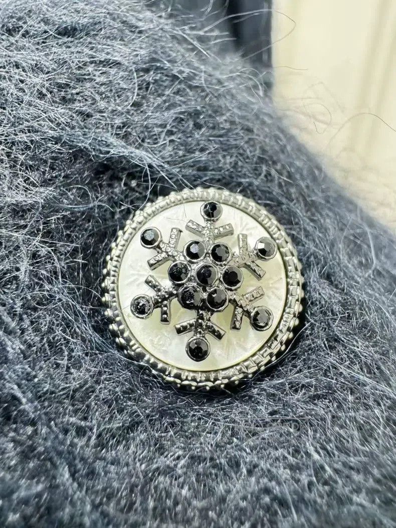 Chanel Chanel Snow Series Black Snowflake Button Knitted Cardigan Size XXS / US 00 / IT 34 - 4 Thumbnail