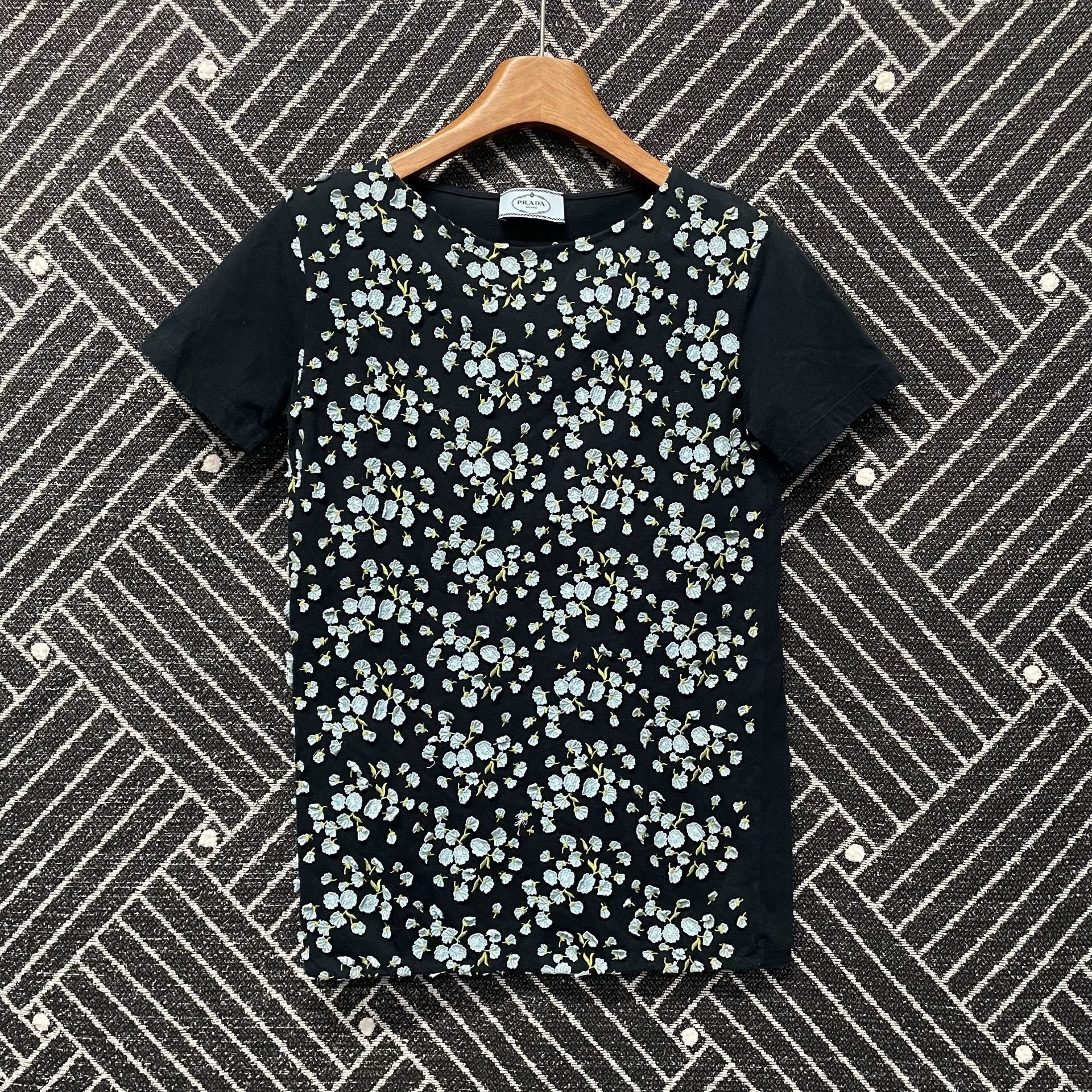 Prada Prada 95 New Embroidered Floral Short-Sleeve Tee W Black XS Size XS / US 0-2 / IT 36-38 - 1 Thumbnail