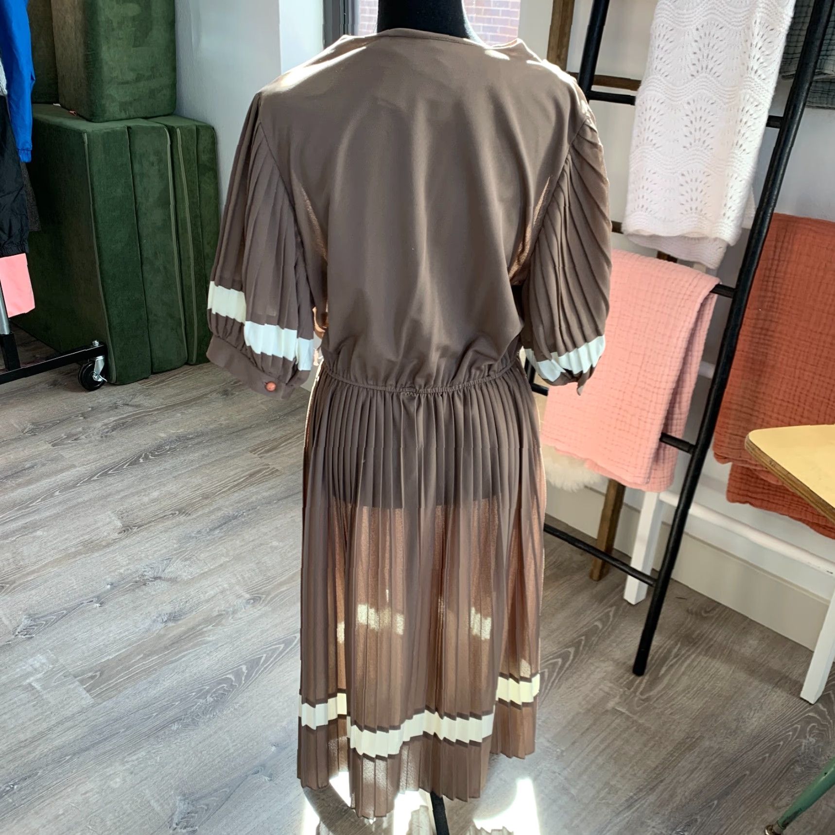 Vintage Vintage Brown Polyester Pleated Twirl Secretary Dress Size 16.5 16 1970s Feminine Casual Mens Womens Size XXL / US 16-18 / IT 52-54 - 8 Thumbnail