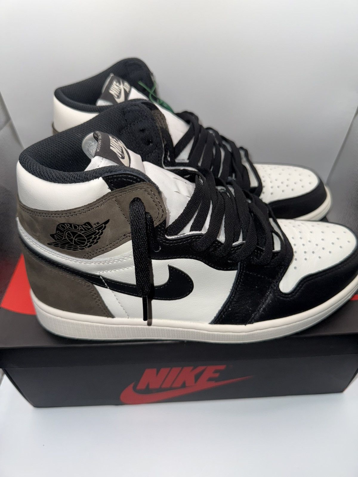 Jordan Brand Jordan 1 Retro High Dark Mocha Size US 9 / EU 42 - 2 Thumbnail