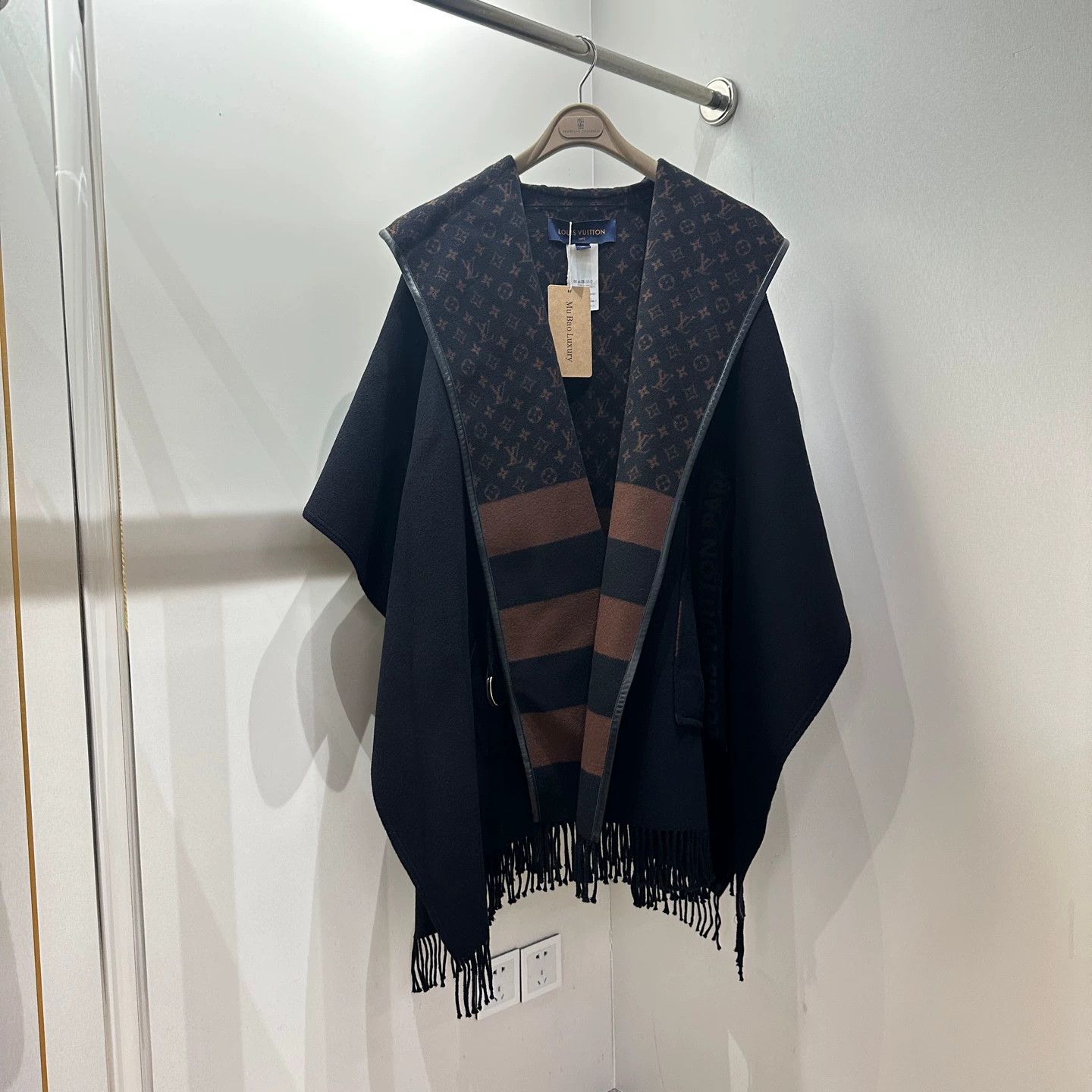 Louis Vuitton Louis Vuitton Cashmere Fringe Cape Coat 36 Size XS / US 0-2 / IT 36-38 - 1 Thumbnail