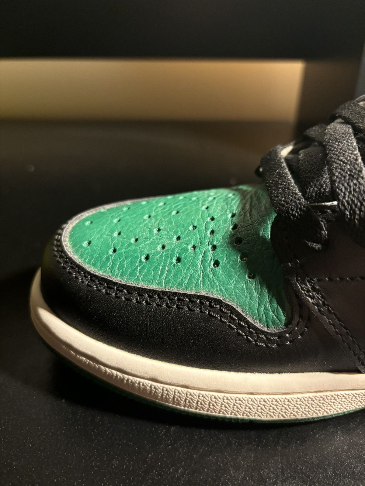 Jordan Brand Air Jordan 1 Retro High OG Pine Green ‘18 (1.0) Size US 9 / EU 42 - 10 Thumbnail
