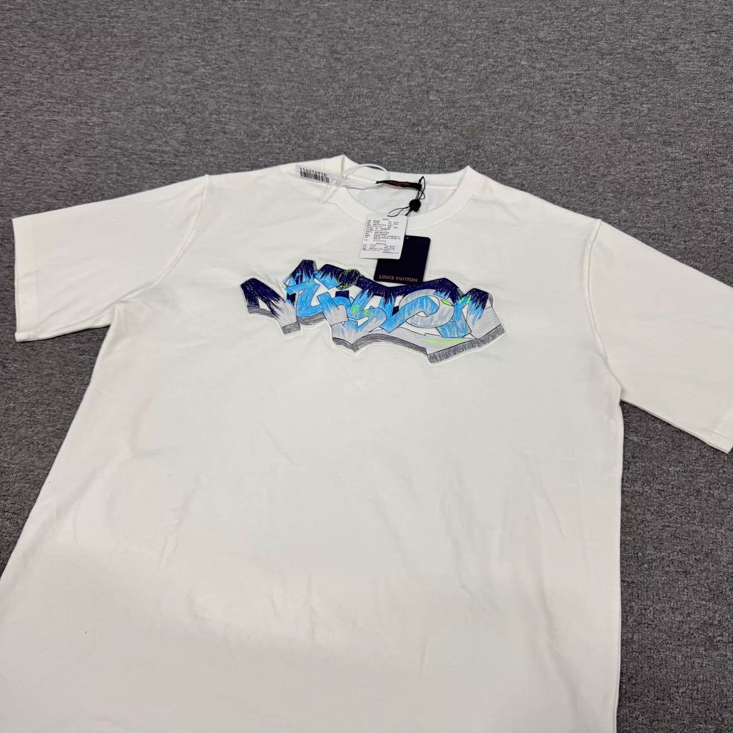 Louis Vuitton LV White Classic Graffiti Embroidered Logo Tee 4L Size 4XL / US 24-26 - 3 Thumbnail