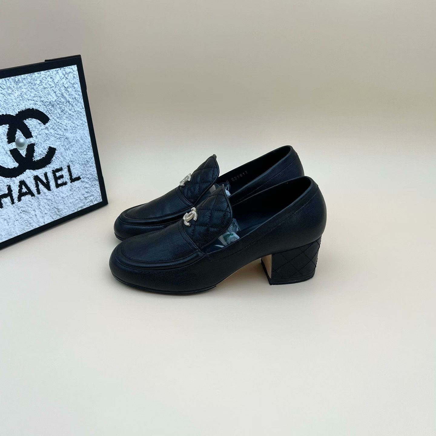 Chanel Chanel Plaid Lowtop Sneakers us_7 Women Size US 7 / IT 37 - 1 Thumbnail