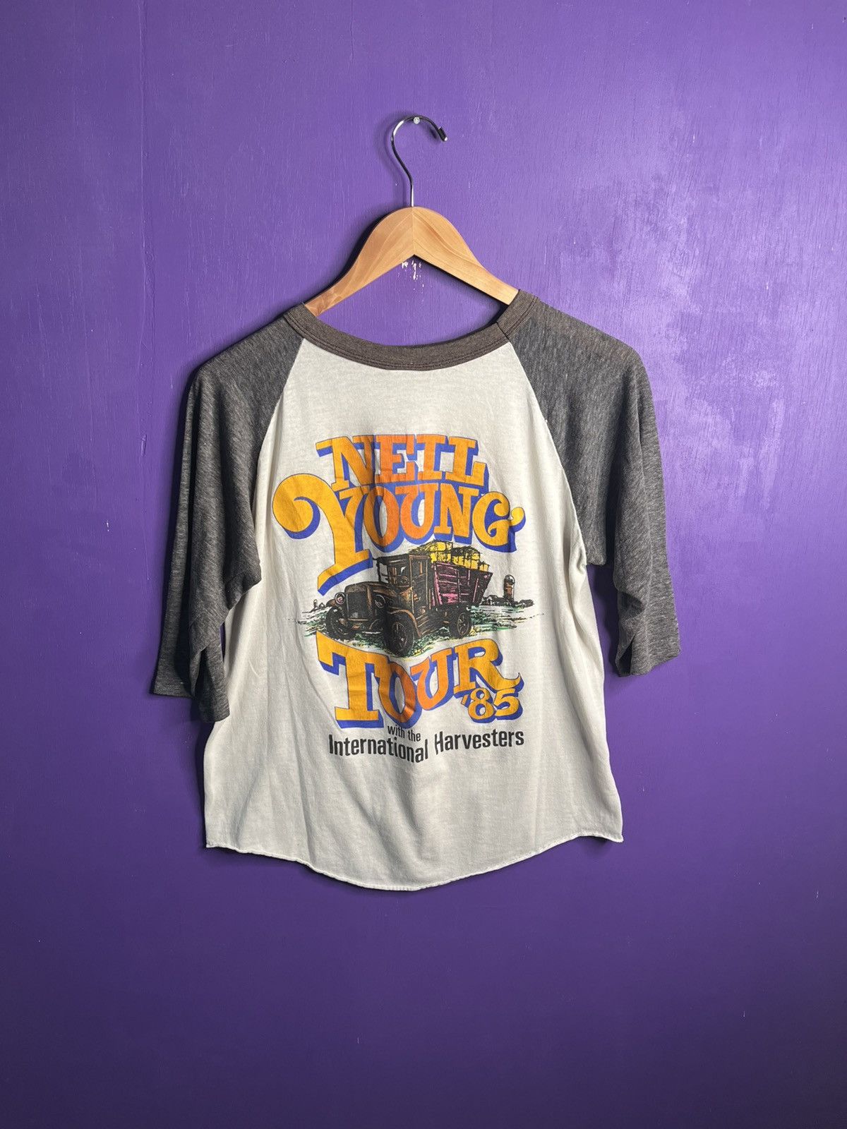 Band Tees × Vintage Vintage 1985 Neil young international harvesters tour raglan Size US M / EU 48-50 / 2 - 2 Thumbnail