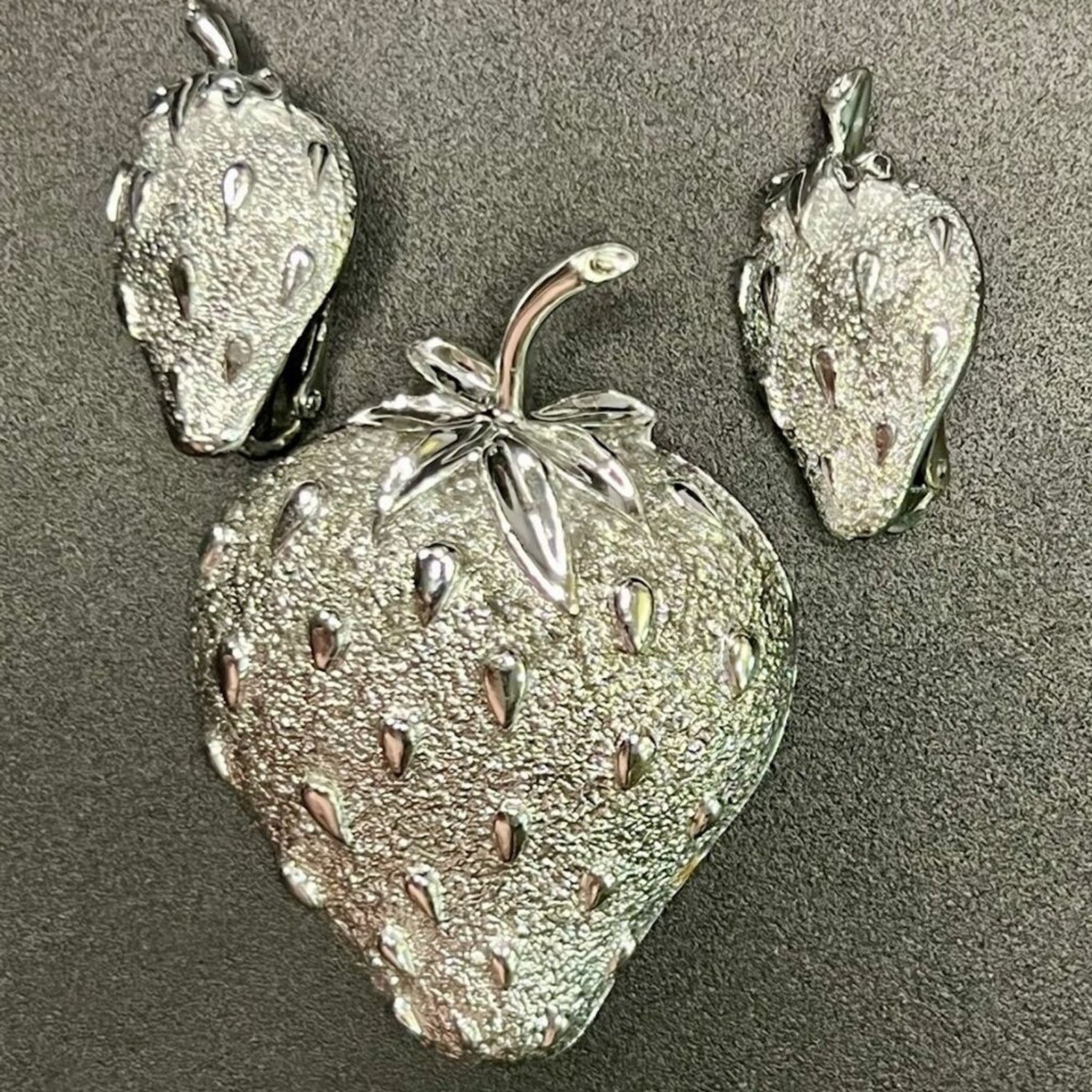 & Other Stories Sarah Coventry, SET, Strawberry Ice matching signed earrings Size ONE SIZE - 1 Preview