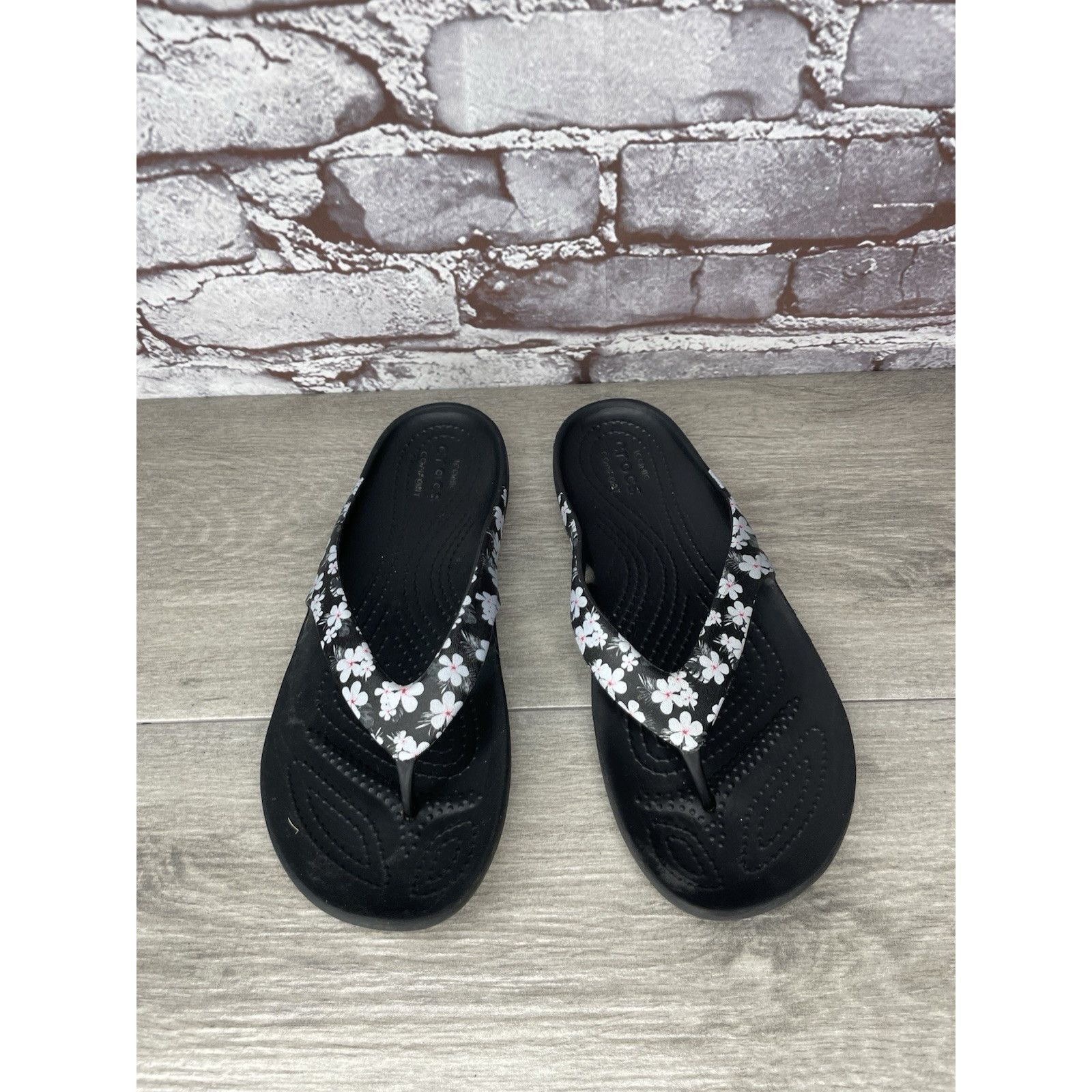 Crocs Crocs Kaydee II Gray Floral Seasonal Thong FlipFlops Sandals Size US 7 / IT 37 - 10 Thumbnail