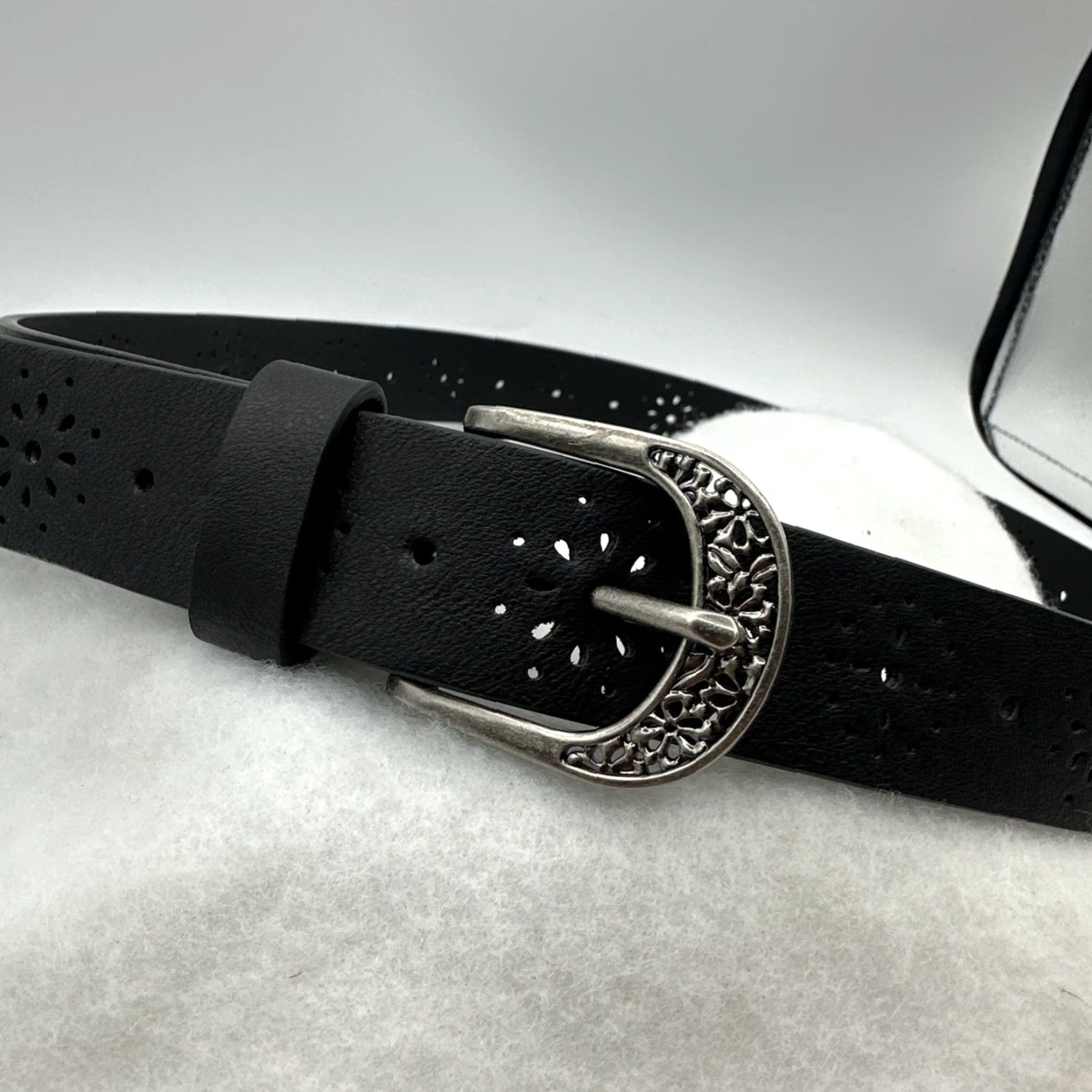 Vintage Relic White Floral Detailed Belt Medium Plus Buckle Logo Adjustable Women 38" Floral Pattern Belt Size ONE SIZE - 2 Thumbnail