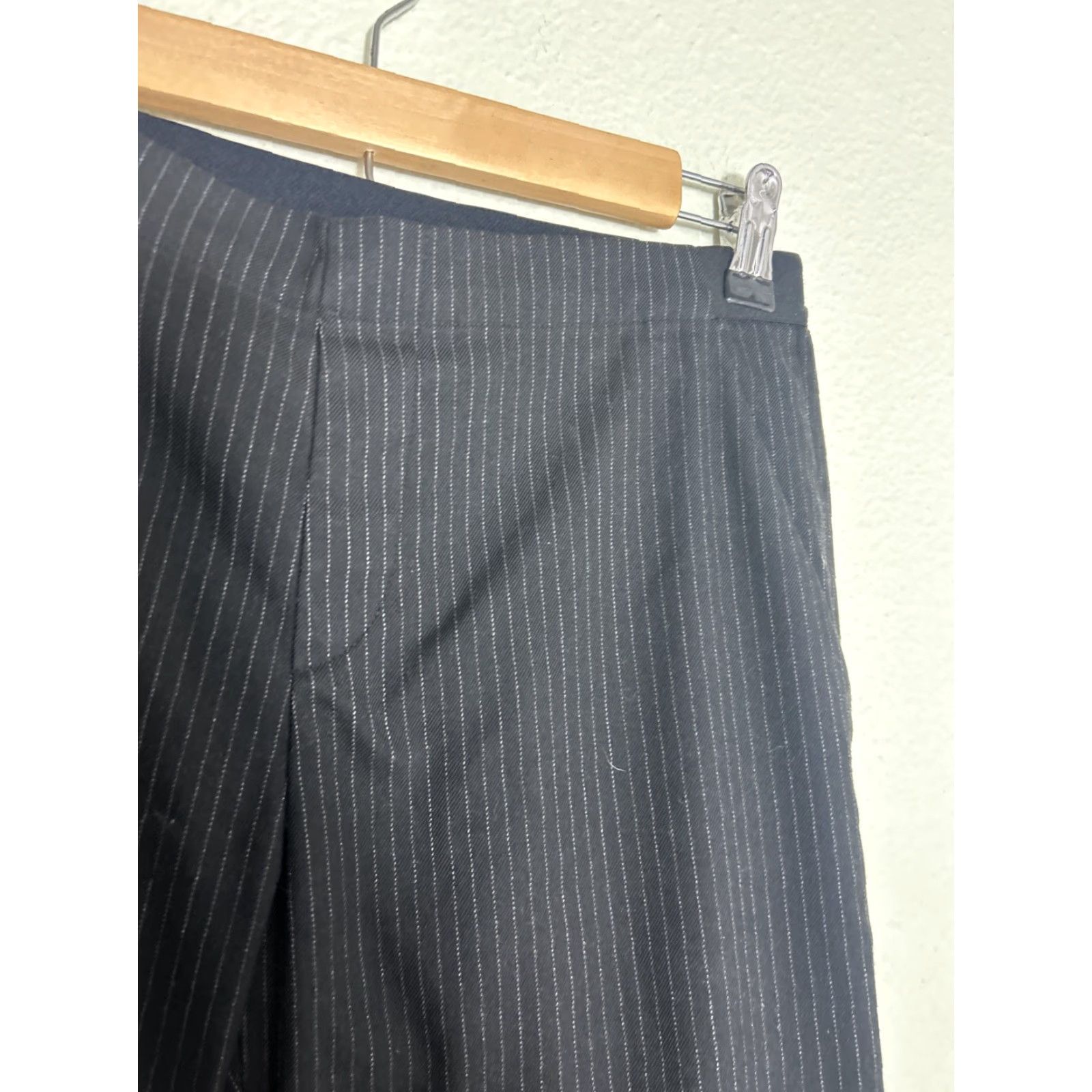 Uniqlo Uniqlo Pants Dress Pants Womens Small Black Pinstripe Polyester Elastane Viscose 26x27 Ladies Size 28" / US 6 / IT 42 - 6 Thumbnail