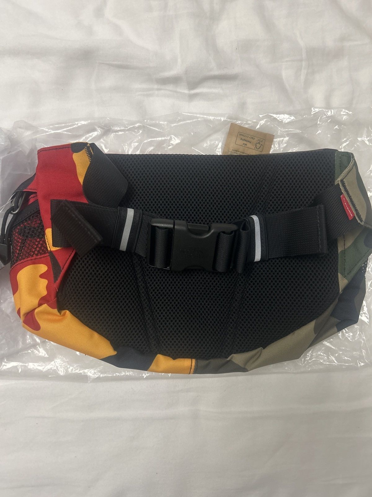 バッグ Supreme x The North Face Split Bag Camo Supreme The North Face Camo Split Waist Bag Camo Red Yellow Green